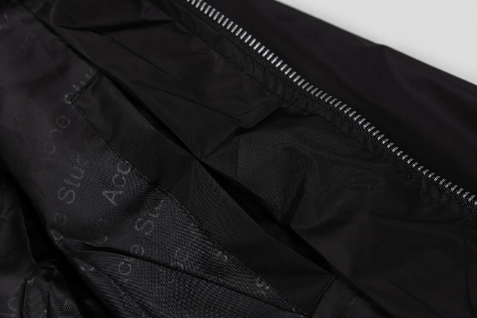 140 Acne Studios Lapel Coach Jacket Glossy nylon back lettering loose windproof jacket Classic lapel coach jacket version, STOCKHOLM back logo, Nordic simple style High-density glossy nylon fabric, light and crisp, windproof and water-repellent, with high-end gloss Metal main zipper + side eyelet details, cuff hem elastic cuffs, lock-type windproof Simple no large print on the front chest, letters on the back as a visual highlight, suitable for street commuting Style number: ST 014# Color: Off-white Black Burgundy Size: S-XL